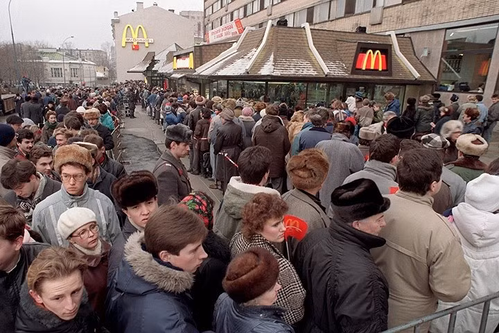 Hàng trăm người dân Moscow xếp hàng mua bánh tại khu vực nhà hàng McDonald đầu tiên tại Liên Xô trong ngày khai trương. Ảnh: AP.