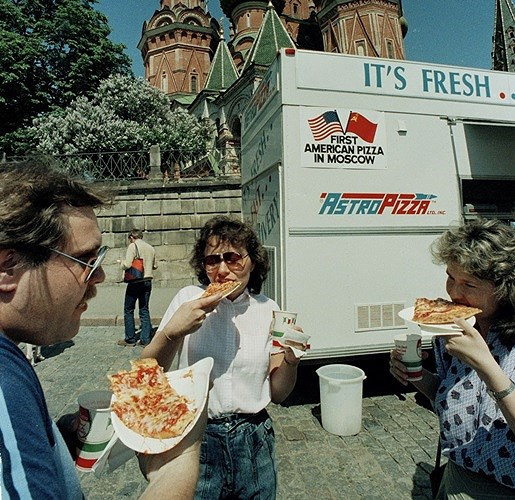 Người dân Nga ăn bánh pizza kiểu Mỹ bán tại một chiếc xe tải đậu trên Quảng trường Đỏ ở Moscow tháng 5/1988. Ảnh: AP.
