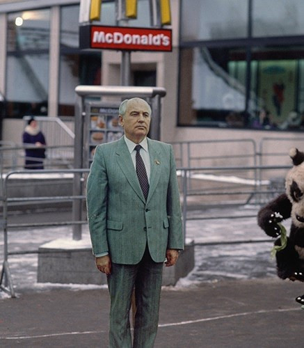 Tổng thống Liên Xô Mikhail Gorbachev tạo dáng chụp ảnh trước một nhà hàng McDonald ở Moscow vào năm 1991. Ảnh: Getty.