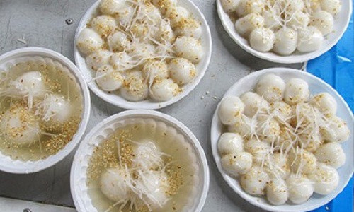 Nhiều gia đình người Việt làm bánh trôi, bánh chay dâng lên tổ tiên trong ngày Tết Hàn thực 3/3 âm lịch hàng năm.