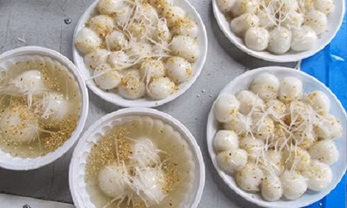 Nhiều gia đình người Việt làm bánh trôi, bánh chay dâng lên tổ tiên trong ngày Tết Hàn thực 3/3 âm lịch hàng năm.