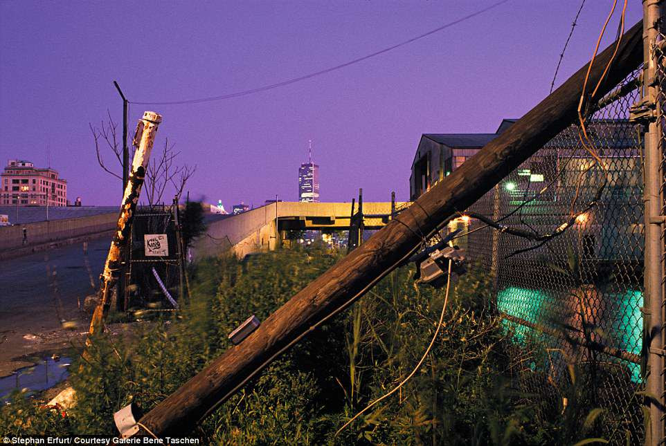 Vào năm 1989, những cột điện với đường dây điện được lắp đặt phổ biến ở Mỹ.