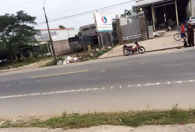 Hiện trường tai nạn ở xã Thạnh Phú, huyện Mỹ Xuyên (Sóc Trăng). Ảnh: Việt Tường.