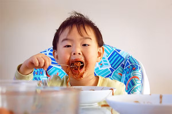 Trẻ em Nhật Bản ăn rất nhiều thứ trừ thực phẩm nhiều chất béo Phụ huynh Nhật Bản rất chú ý đến chế độ ăn uống dành cho trẻ nhỏ. Và họ tuân theo chế độ ăn dặm cho con chủ yếu dựa trên các loại thực vật kết hợp hạn chế chất béo cho trẻ.