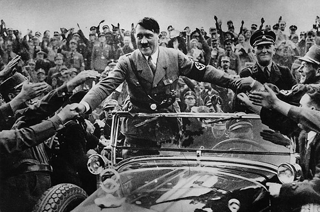 Vào ngày 30/1/1933, Adolf Hitler trở thành Thủ tướng Đức. Các nhà sử học gọi tháng 1/1933 là "cột mốc cho sự ra đời của Đế chế thứ Ba".