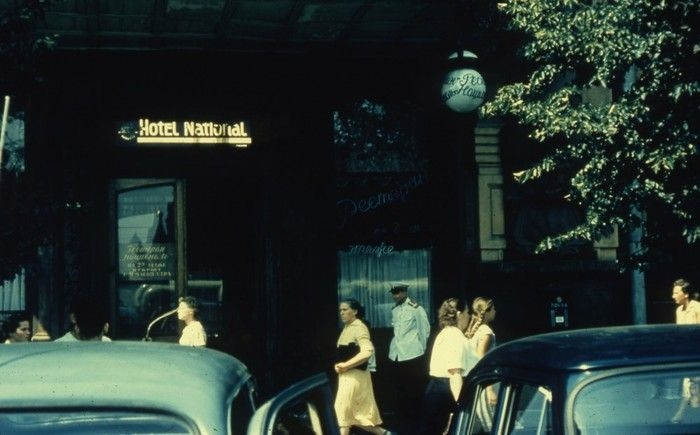 Phía trước một khách sạn của Liên Xô luôn tấp nập người ra vào.