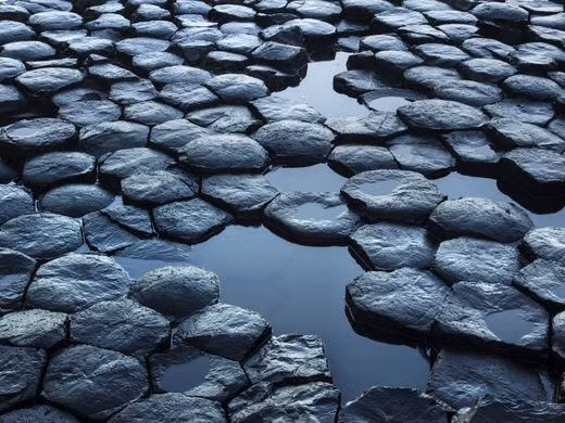 Cột đá bazan được hình thành bên trong một dòng dung nham núi lửa và nguội dần một cách khác thường.