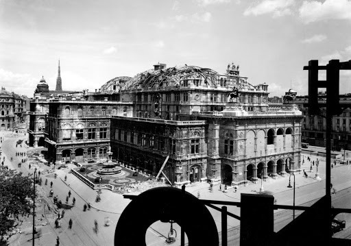 Sau khi Chiến tranh thế giới 2 kết thúc, chính quyền Vienna cho xây dựng một nhà hát mới.