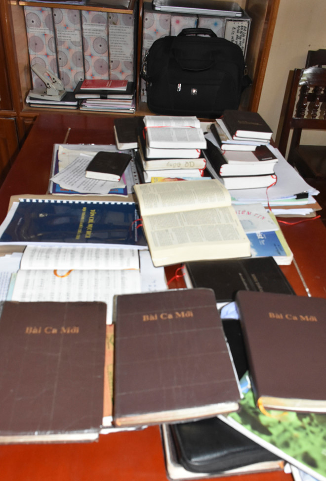 Tài liệu liên quan đến hoạt động của Hội Thánh Đức Chúa Trời bị công an thu giữ. Ảnh: C.A.
