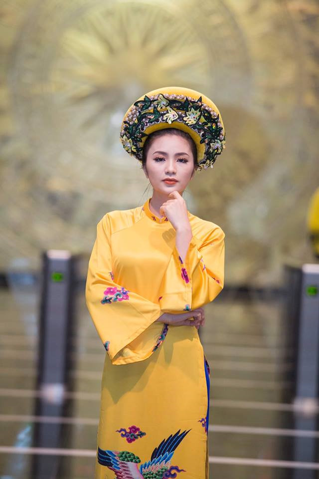 Diệu Hương: Nữ diễn viên Diệu Hương sau khi tham gia rất nhiều bộ phim phát sóng trên khung giờ vàng của đài truyền hình Việt Nam như Cầu vồng tình yêu, Con đường hạnh phúc, Cổ vật, Bánh đúc có xương… đã được khán giả nhớ đến với biệt danh “Cô gái giờ vàng”. Trong các phim nữ diễn viên sinh năm 1985 tham gia, Luật đời phát sóng năm 2007 đoạt giải Cánh Diều Vàng cho Phim truyền hình dài tập xuất sắc nhất. Ngoài sự nghiệp diễn xuất, cô còn đảm nhận vai trò MC của nhiều chương trình được yêu mến. Tuy nhiên, từ một gương mặt tiềm năng trong số diễn viên nữ của miền Bắc, Diệu Hương quyết định kết hôn vào cuối năm 2011, sau đó sinh con đầu lòng có tên ở nhà là Chuối Đậu. Diệu Hương: Nữ diễn viên Diệu Hương sau khi tham gia rất nhiều bộ phim phát sóng trên khung giờ vàng của đài truyền hình Việt Nam như Cầu vồng tình yêu, Con đường hạnh phúc, Cổ vật, Bánh đúc có xương… đã được khán giả nhớ đến với biệt danh “Cô gái giờ vàng”. Trong các phim nữ diễn viên sinh năm 1985 tham gia, Luật đời phát sóng năm 2007 đoạt giải Cánh Diều Vàng cho Phim truyền hình dài tập xuất sắc nhất. Ngoài sự nghiệp diễn xuất, cô còn đảm nhận vai trò MC của nhiều chương trình được yêu mến. Tuy nhiên, từ một gương mặt tiềm năng trong số diễn viên nữ của miền Bắc, Diệu Hương quyết định kết hôn vào cuối năm 2011, sau đó sinh con đầu lòng có tên ở nhà là Chuối Đậu.