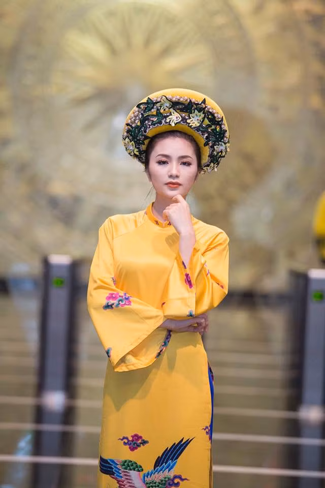 Diệu Hương: Nữ diễn viên Diệu Hương sau khi tham gia rất nhiều bộ phim phát sóng trên khung giờ vàng của đài truyền hình Việt Nam như Cầu vồng tình yêu, Con đường hạnh phúc, Cổ vật, Bánh đúc có xương… đã được khán giả nhớ đến với biệt danh “Cô gái giờ vàng”. Trong các phim nữ diễn viên sinh năm 1985 tham gia, Luật đời phát sóng năm 2007 đoạt giải Cánh Diều Vàng cho Phim truyền hình dài tập xuất sắc nhất. Ngoài sự nghiệp diễn xuất, cô còn đảm nhận vai trò MC của nhiều chương trình được yêu mến. Tuy nhiên, từ một gương mặt tiềm năng trong số diễn viên nữ của miền Bắc, Diệu Hương quyết định kết hôn vào cuối năm 2011, sau đó sinh con đầu lòng có tên ở nhà là Chuối Đậu.