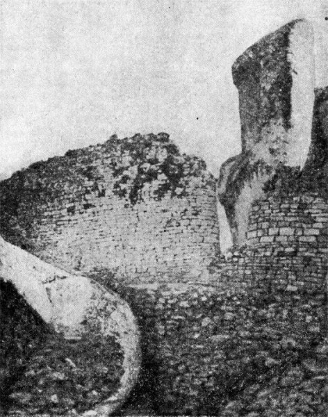 Trong tác phẩm của mình, Farini có miêu tả những trải nghiệm của ông khi ở sa mạc Kalahari trong đó có việc từng nhìn thấy những tàn tích được cho là của những ngôi nhà cổ xưa.