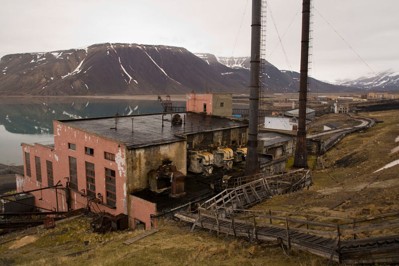 Người dân rời khỏi Pyramiden khi diễn ra cuộc khủng hoảng tài chính Nga năm 1998. Theo đó, nơi này dần trở thành thị trấn ma hoang vắng.