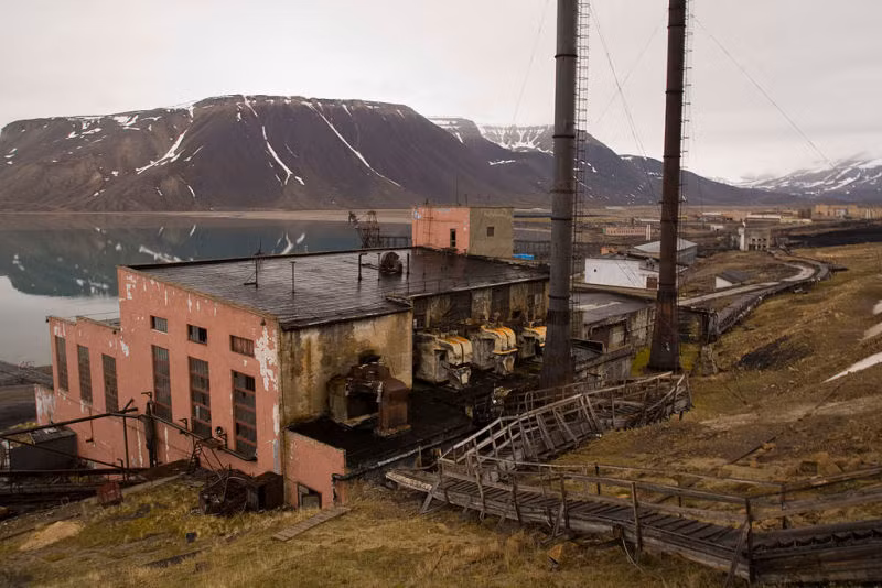 Người dân rời khỏi Pyramiden khi diễn ra cuộc khủng hoảng tài chính Nga năm 1998. Theo đó, nơi này dần trở thành thị trấn ma hoang vắng.