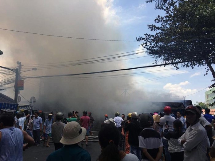 Khói lửa dữ dội bao trùm cả dãy nhà