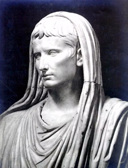 Augustus đóng một vai trò then chốt trong sự chuyển đổi Cộng hòa La Mã thành Đế chế La Mã. Ông trở thành hoàng đế La Mã sau khi chiến thắng Mark Antony và Nữ hoàng Ai Cập Cleopatra vào năm 27 trước Công nguyên.