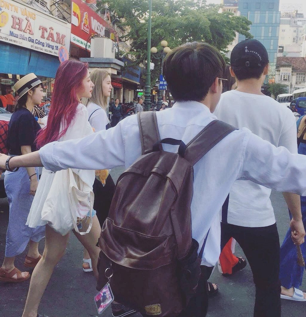 Anh chàng cực nổi tiếng trong cộng đồng V-Leggo khi làm rào chắn cho EXID tại Việt Nam. Vẻ ngoài nổi bật khiến Lưu Văn Châm được chú ý và nhận được sự quan tâm lớn từ các fan của nhóm nhạc "Up & Down".