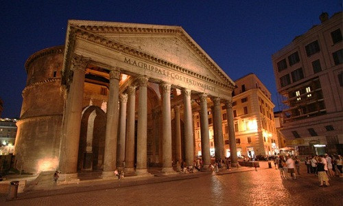 Hai cánh cửa bằng bê tông của đền Pantheon nặng 20 tấn, cao gần 6,5m.