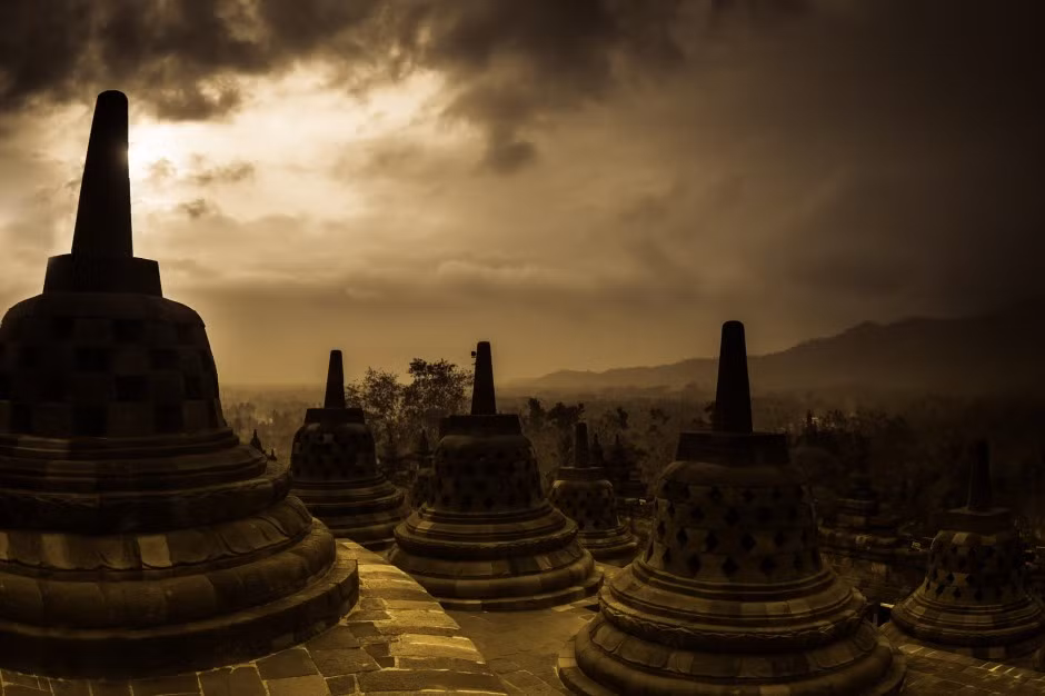 Tên của đền Borobudur trong tiếng Indonesia có nghĩa là “Tháp Phật trên đồi cao" là một kỳ quan Phật giáo tinh xảo và là đền thờ Phật giáo lớn nhất thế giới.