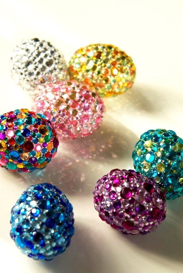 Những quả trứng có thể trở thành phụ kiện trang trí bàn ăn hay góc học tập, khung cửa sổ bởi khi chúng được gắn đá hay nhựa trong nhiều màu sắc, chúng sẽ biến thành vật dụng vô cùng ấn tượng, lấp lánh và thu hút ánh nhìn.