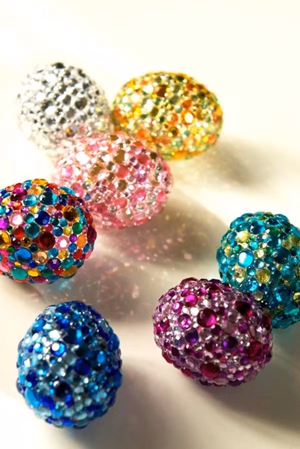 Những quả trứng có thể trở thành phụ kiện trang trí bàn ăn hay góc học tập, khung cửa sổ bởi khi chúng được gắn đá hay nhựa trong nhiều màu sắc, chúng sẽ biến thành vật dụng vô cùng ấn tượng, lấp lánh và thu hút ánh nhìn.