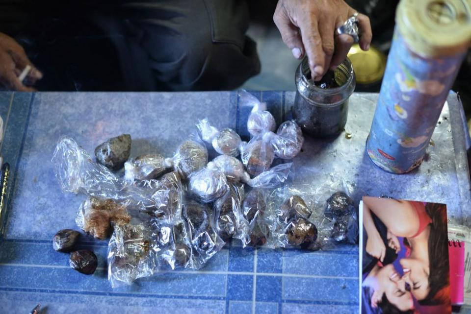 “Linh hồn của cơ thể sẽ làm người bảo hộ cho bạn nếu như cầu nguyện. Thậm chí, họ còn bảo vệ ngôi nhà và gia đình bạn. Nếu như bạn không cầu nguyện thì họ sẽ là người làm hại bạn”, Angelito cho hay.