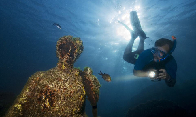 Các chuyên gia, nhà khảo cổ cho rằng, núi lửa hoạt động khiến bờ biển lùi sâu 400 m, nước dâng lên bao phủ thành phố khiến Baiae từ từ bị "nuốt chửng".