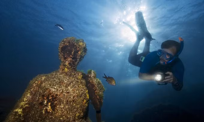 Các chuyên gia, nhà khảo cổ cho rằng, núi lửa hoạt động khiến bờ biển lùi sâu 400 m, nước dâng lên bao phủ thành phố khiến Baiae từ từ bị "nuốt chửng".