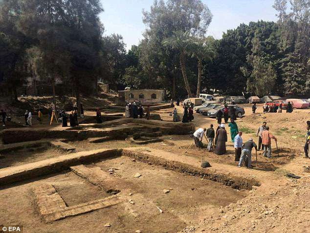 Pho tượng tạc pharaoh Ai Cập Psamtik I có thể bị phá hủy bởi những nhà cai trị người Hồi giáo ở Cairo trong thế kỷ 11.