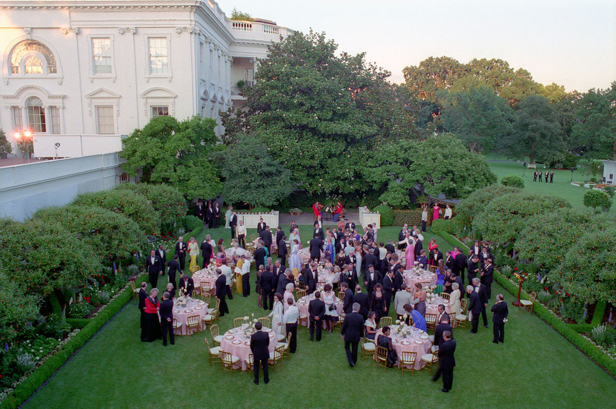 Tổng thống Ronald Reagan tổ chức một buổi tiệc tại Vườn Hồng ở Nhà Trắng để tiếp đãi Tổng thống Kenan Evren của Thổ Nhĩ Kỳ ngày 27/6/1988. Mời quý độc giả xem video: Nữ hoàng Anh: "Hoàng tử bé đem lại hy vọng mới" (nguồn: VTC14)