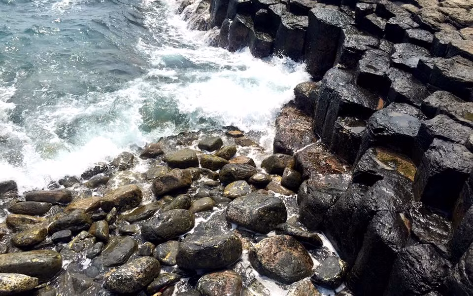 Gành Đá Đĩa là một tập hợp các trụ đá hình lăng trụ xếp liền nhau, hòn nọ nối hòn kia kề với sóng nước.