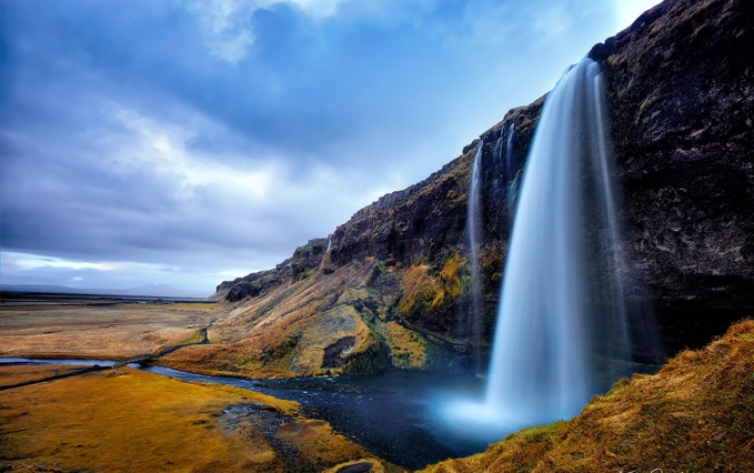 4. Thác Skógafoss, Iceland: Thác Skógafoss nhiều lần được bình chọn là một trong những thác nước đẹp nhất thế giới. Mặc dù đây là một địa điểm tuyệt đẹp để chụp ảnh, tuy nhiên vì điều kiện thời tiết khắc nghiệt như hiện nay rất khó để đảm bảo độ lâu dài của dòng chảy. 