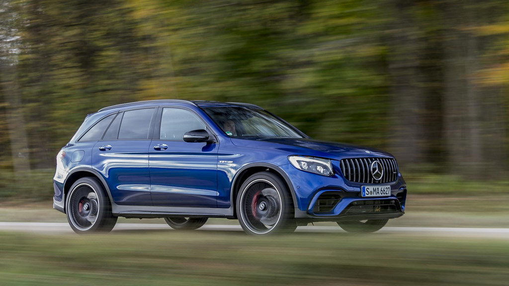 5. Mercedes GLC 63 S: Sau khi ra mắt mẫu SUV GLC 43 với động cơ tăng áp V6, Mercedes-AMG vẫn chưa thỏa mãn và quyết định trang bị động cơ V8 4.0 lít cho GLC 63 S. Đây là động cơ V8 được đánh giá là tốt nhất, đủ sức cạnh tranh với động cơ trên Ferrari 488. Công suất cực đại của xe là 503 mã lực, mô-men xoắn cực đại đạt 699,6 Nm. Điều này giúp chiếc SUV nhanh hơn đôi chút so với mẫu C63, khả năng tăng tốc 0-100 km/h trong 3,8 giây, tốc độ tối đa hơn 289,6 km/h. Xe có giá khoảng 106.599 USD.