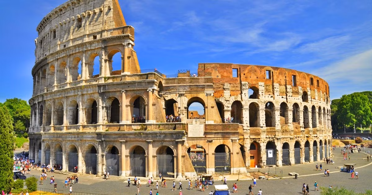 Người La Mã đã dùng hơn 25.000 m3 vữa và sỏi để trộn thành một loại bê tông vô cùng bền và kiên cố cũng như hơn 1 triệu viên gạch kích cỡ khác nhau để tạo ra kiến trúc khổng lồ mang tên đấu trường La Mã.