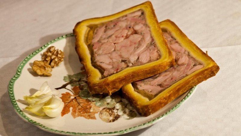 Cafe, các loại bánh, kem... là những món ăn được phục vụ cho bữa trưa của ông. Mời quý độc giả xem video tái hiện trận chiến lịch sử của hoàng đế Napoleon (nguồn: VTC14)