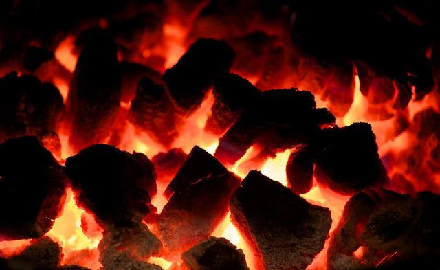 Người ta tin rằng, khi một người đàn ông đi chân trần trên than nóng thì sẽ được thần linh bảo vệ khỏi các thế lực hắc ám, điều xui xẻo.