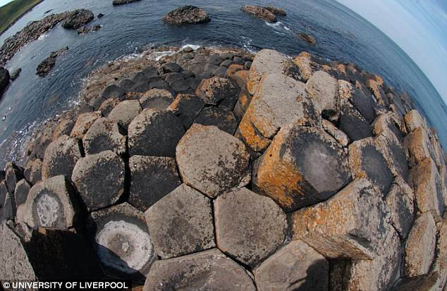 Vào năm 1986, Giant’s Causeway được UNESCO công nhận là Di sản thế giới. Trong nhiều năm, các chuyên gia cố gắng giải mã bí ẩn về việc hình thành của khoảng 40.000 khối đá bazan.