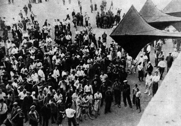 Vào ngày 22/6/1941, lục quân và không quân Đức tràn vào biên giới Liên Xô. Ngày này trở thành dấu mốc cho cuộc tấn công tổng lực nhằm vào Liên Xô của phát xít Đức. Hitler thực hiện cuộc xâm lược này với tham vọng thôn tính Liên Xô. Trong ảnh là người dân Liên Xô lắng nghe thông báo của chính phủ về cuộc xâm lược đẫm máu nhằm vào nước này của Hitler.