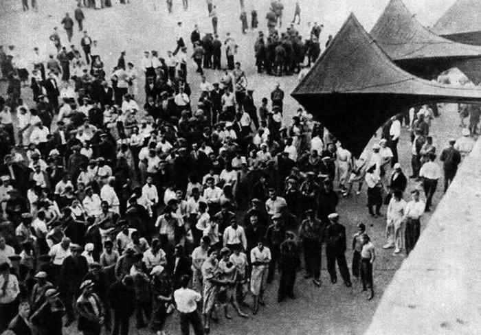 Vào ngày 22/6/1941, lục quân và không quân Đức tràn vào biên giới Liên Xô. Ngày này trở thành dấu mốc cho cuộc tấn công tổng lực nhằm vào Liên Xô của phát xít Đức. Hitler thực hiện cuộc xâm lược này với tham vọng thôn tính Liên Xô. Trong ảnh là người dân Liên Xô lắng nghe thông báo của chính phủ về cuộc xâm lược đẫm máu nhằm vào nước này của Hitler.