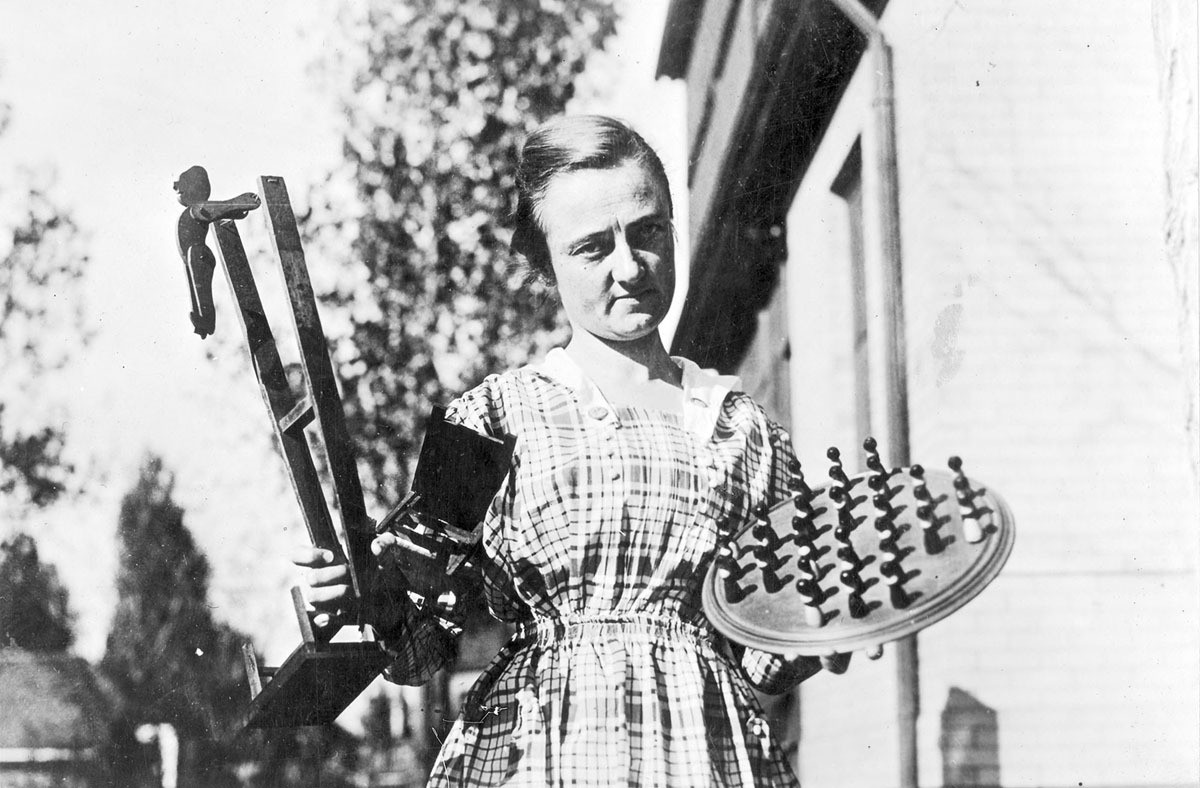 Trong bối cảnh đại dịch cúm cướp đi sinh mạng của hàng chục triệu người, một số trường học quyết định đóng cửa. Do vậy, học sinh ở nhà để tránh nhiễm bệnh.