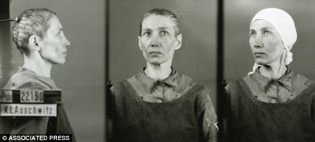 Các tù nhân đều được chụp ảnh nhận dạng, đánh số khi được chuyển đến trại tập trung Auschwitz.