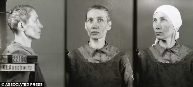 Các tù nhân đều được chụp ảnh nhận dạng, đánh số khi được chuyển đến trại tập trung Auschwitz.