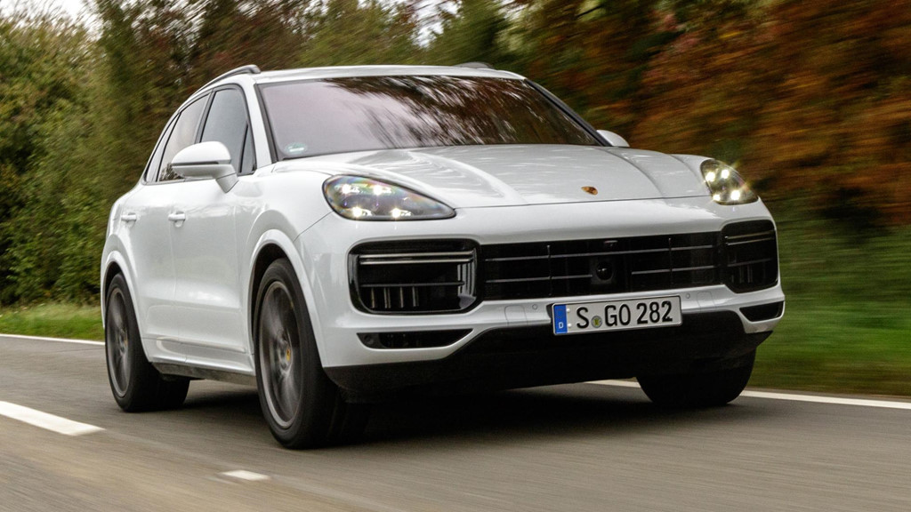 9. Porsche Cayenne Turbo: Đây là phiên bản mạnh mẽ nhất trong gia đình Porsche Cayenne. Xe sở hữu động cơ tăng áp kép V8 4,0 lít sản sinh công suất 550 mã lực, mạnh hơn phiên bản cũ 30 mã lực, cùng mô-men xoắn cực đại lên đến 770 Nm. Hộp số Tiptronic S 8 cấp được Porsche phát triển mới giúp tăng tốc mạnh mẽ 0-100 km/h trong 4,1 giây, hệ dẫn động 4 bánh toàn phần chủ động. Tại Việt Nam xe có giá 8,92 tỷ đồng.