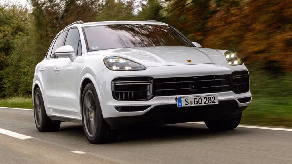 9. Porsche Cayenne Turbo: Đây là phiên bản mạnh mẽ nhất trong gia đình Porsche Cayenne. Xe sở hữu động cơ tăng áp kép V8 4,0 lít sản sinh công suất 550 mã lực, mạnh hơn phiên bản cũ 30 mã lực, cùng mô-men xoắn cực đại lên đến 770 Nm. Hộp số Tiptronic S 8 cấp được Porsche phát triển mới giúp tăng tốc mạnh mẽ 0-100 km/h trong 4,1 giây, hệ dẫn động 4 bánh toàn phần chủ động. Tại Việt Nam xe có giá 8,92 tỷ đồng.