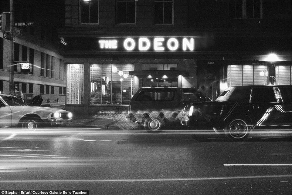 Dòng xe cộ tấp nập chạy qua nhà hàng Odeon ở Manhattan, New York năm 1985.