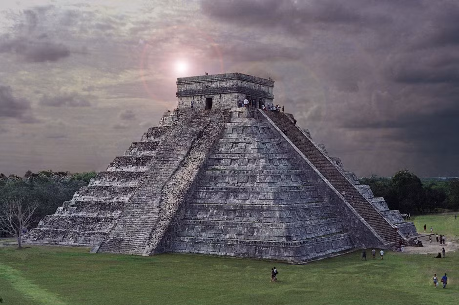 Chichen Itza nằm ở phía nam Mexico. Trong khoảng thời gian từ năm 600-1250, Chichen Itza là trung tâm kinh tế, chính trị, tôn giáo và cả quân sự của đế chế Maya với khoảng 50.000 cư dân sinh sống.
