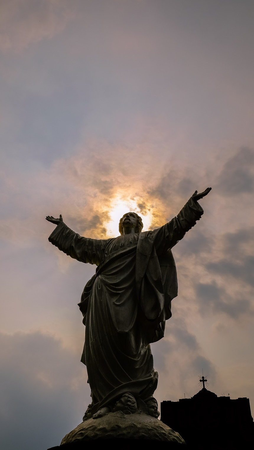 Ninh Bình nổi tiếng với những thắng cảnh như Bái Đính, Tràng An, Hoa Lư, Tam Cốc - Bích Động. Có một điểm đến tuyệt đẹp, độc đáo nhưng không phải ai cũng biết chính là Đan viện thánh mẫu Châu Sơn hay nhà thờ Châu Sơn.