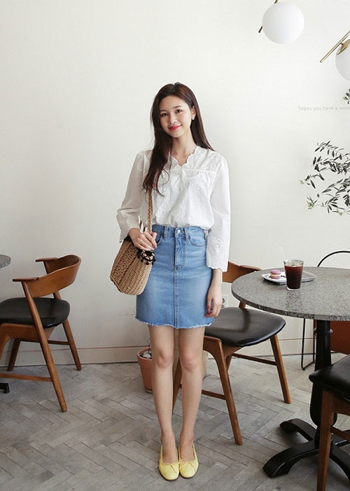 Sơ mi là một trong những kiểu áo cơ bản có mặt trong tủ đồ của bất kì cô gái nào. Với công thức áo sơ mi mix cùng chân váy jean, bạn gái sẽ tha hồ mà biến tấu phong cách bởi sự đa dạng của cả hai items này về kiểu dáng và màu sắc.