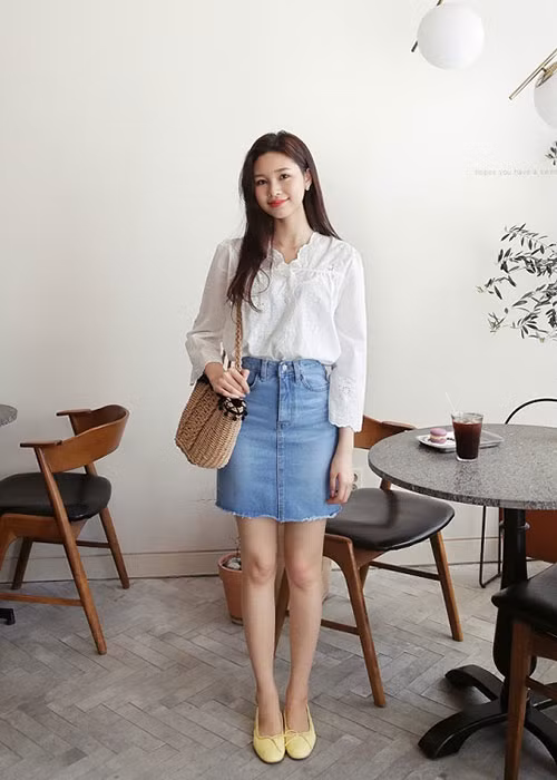 Sơ mi là một trong những kiểu áo cơ bản có mặt trong tủ đồ của bất kì cô gái nào. Với công thức áo sơ mi mix cùng chân váy jean, bạn gái sẽ tha hồ mà biến tấu phong cách bởi sự đa dạng của cả hai items này về kiểu dáng và màu sắc.