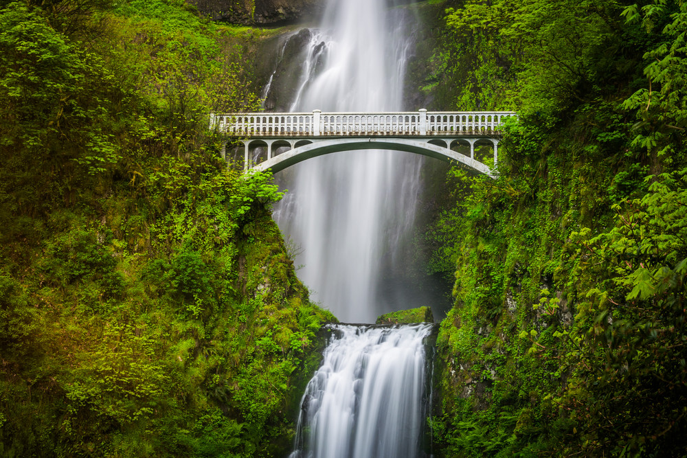 7. Thác Multnomah, Oregon: Với cảnh quang hoang sơ và tuyệt đẹp, không gian yên tĩnh và thoáng đãng, thác Multnomah Falls, bang Oregon, Mỹ trở thành điểm tham quan du lịch được nhiều người biết đến. Multnomah có độ cao khoảng 186m, là một trong những ngọn thác nước cao nhất thế giới. Thác được chia thành hai tầng, tầng trên cao 165m và tầng dưới cao 21m.